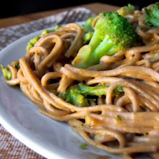Noodles With Broccoli and Peanut Sauce (Vegan and Gluten-Free)