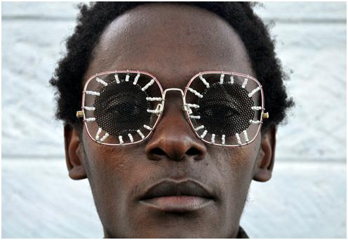 lunettes bizarres et métaliques de  Cyrus karibu