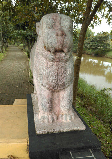 Lion Sculpture at Gampaha Walking Path