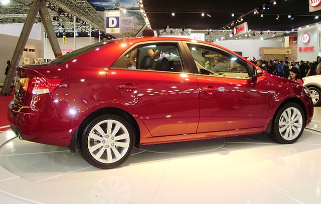 [Kia_cerato_salao_1_640x408[3].jpg]