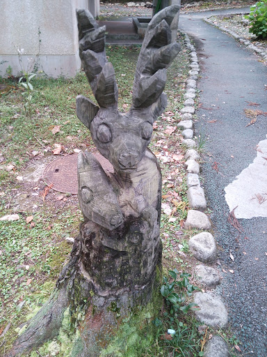 木彫りの鹿の親子