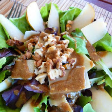 Baby Greens With Pears, Gorgonzola and Pecans