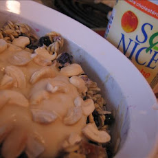 Muesli With Yogurt and Cashews