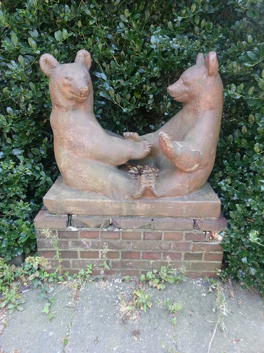 Skulptur der spielenden Bären