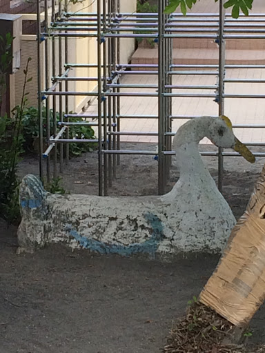 新吉田幼稚園の白鳥像