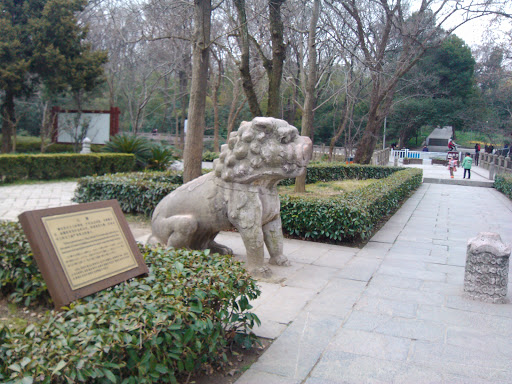 神道石刻-坐着的石狮