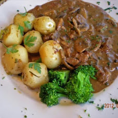 Zurcher Geschnetzeltes (Zurich-Style Veal Strips in Cream Sauce)