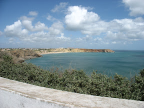 Gezicht op het strand van Sagres