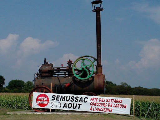 Semussac , Ancienne Machine À Vapeurs