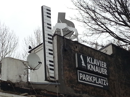 Flügel auf dem Dach bei Klavier Knauer