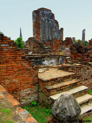 The ruins beside the chedi