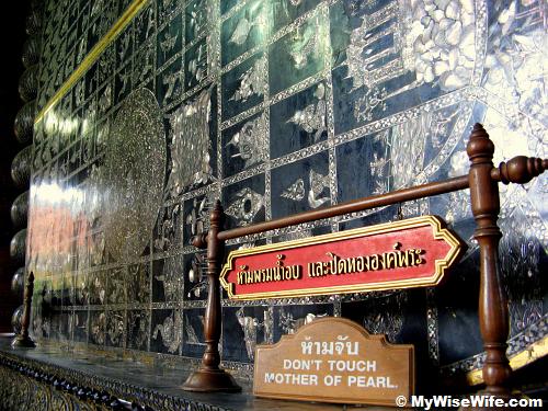 Mother pearls on the soles of Buddha's feet Mother pearls on the soles of Buddha's feet