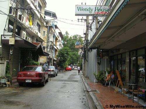 Wendy House on the right along Soi Kasemsan 1 Wendy House on the right along Soi Kasemsan 1