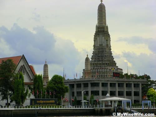 Royal Thai Navy Headquarter and behind is Wat Arun