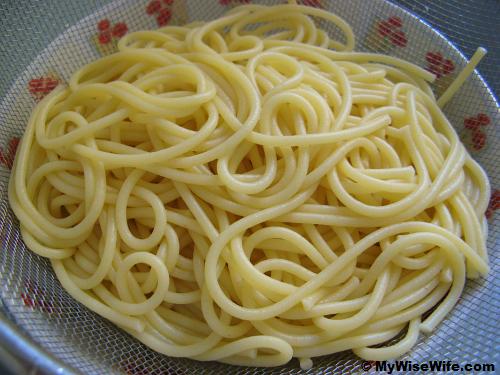 Drying the spaghetti and ready to serve
