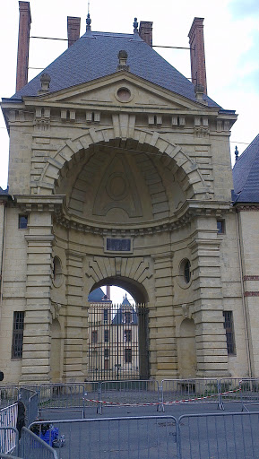 Fontainebleau-Porte du Quartier Henri IV