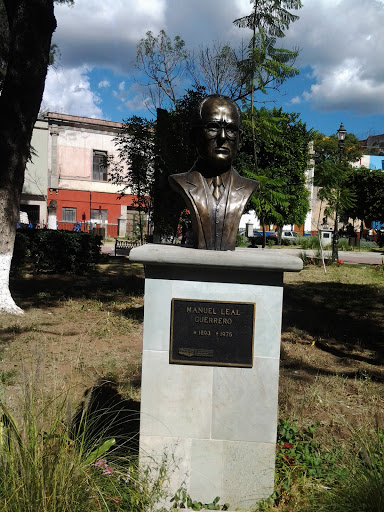 Busto Manuel Leal Guerrero