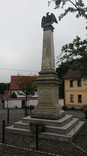 Obelisk Auf Dem Dorfplatz