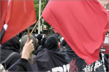 Schwarzer Block Rote Fahnen G8 Protest Gegenprotest Demo