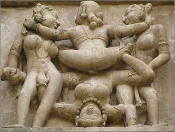 Sex Positionen am Tempel von Khajuraho. Es muss einen Grund geben warum Indien so reich bevölkert ist.