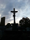Jesus Kreuz am Eingang des Friedhofs