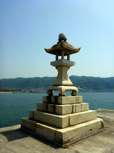 港の石灯籠