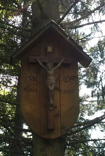 Holzkreuz am Baum