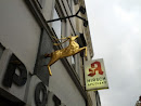 Goldener Hirsch Statue   