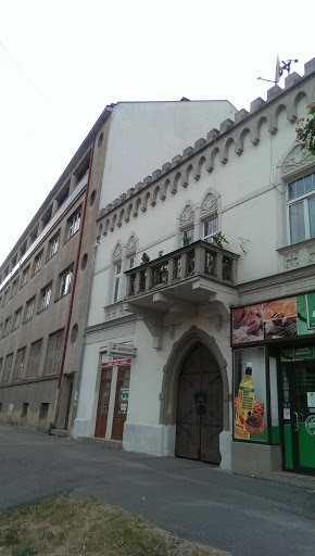 Budova S Balkonom Pre Evitu