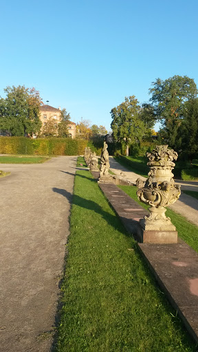 Statuenreihe im Rokokogarten