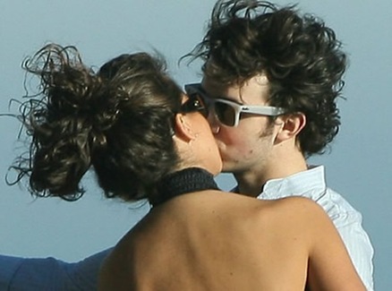 kevin jonas besando a danielle