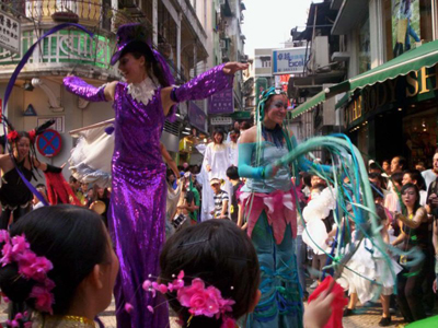 Stilt walking in Macau Fringe Festival 2005
Won Top Award for Best Performers at the Parade