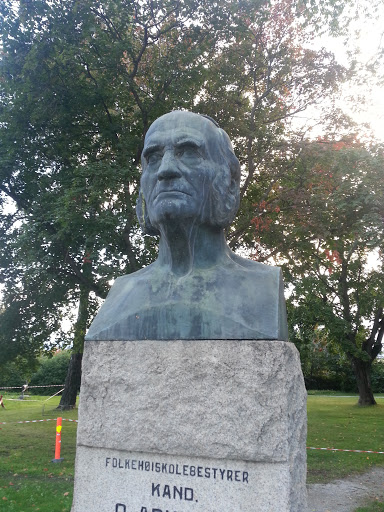 Statue of O. Arvesen