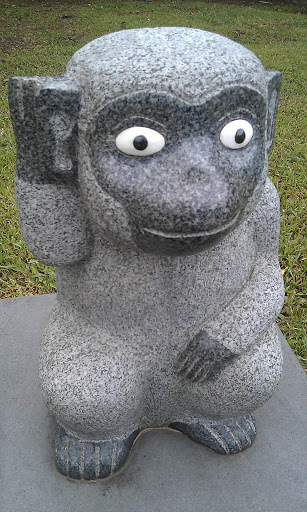 白眼猴雕像