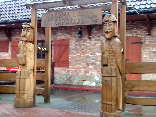 Słowiańskie Dziady przy Wejściu do Karczmy 