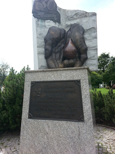 Polkowice.Widok na pomnik chonorowych dawców krwi oraz kulę 2009r