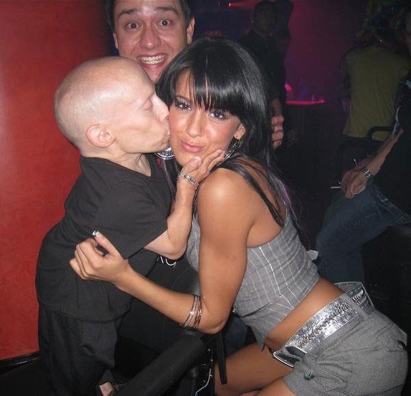 [Verne Troyer y sus chicas (2)[2].jpg]