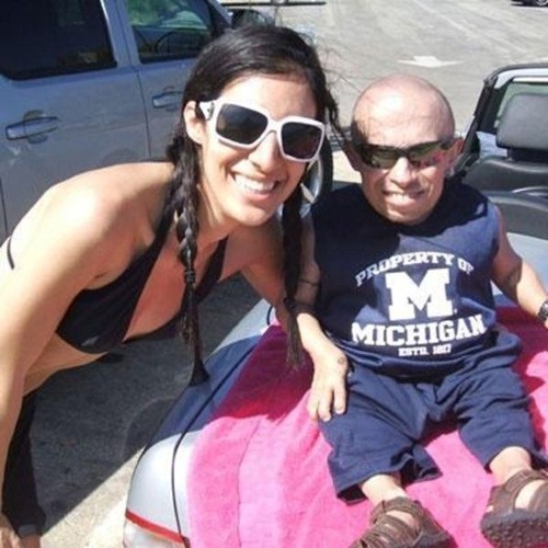 Verne Troyer y sus chicas (6)