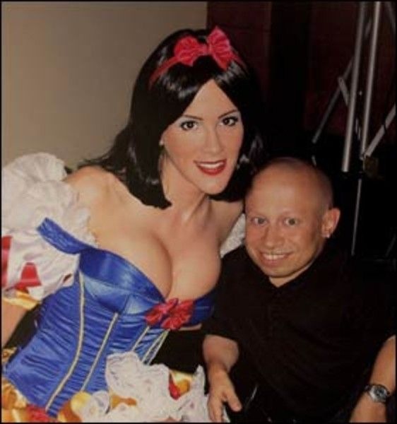 [Verne Troyer y sus chicas (7)[2].jpg]