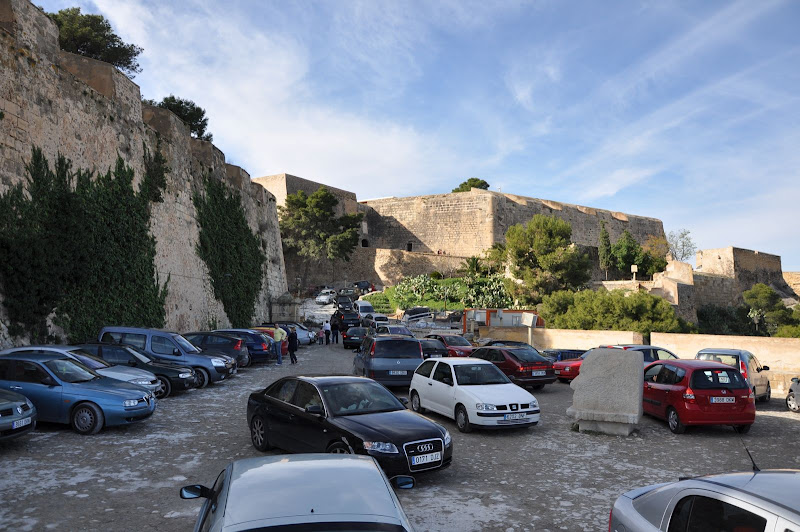 Парковка у крепости Санта-Барбара в Аликанте