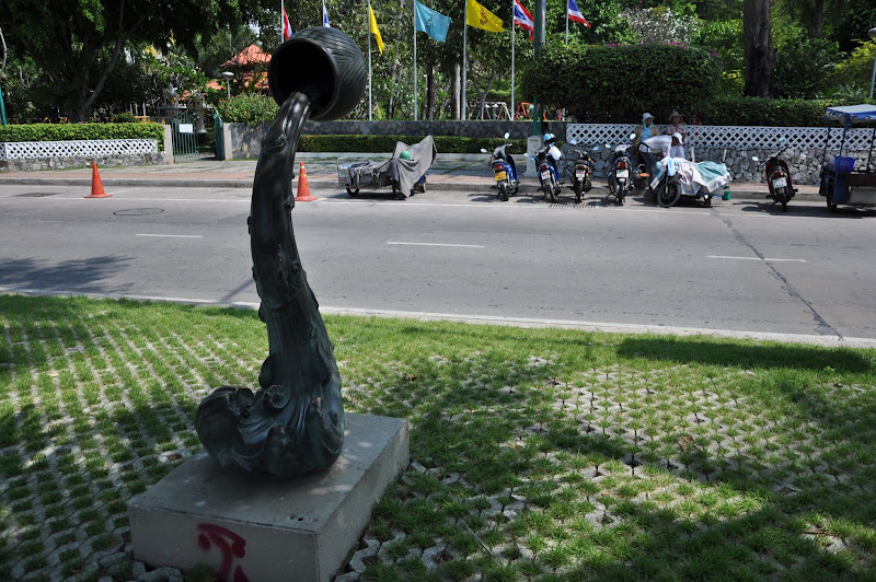 Скульптура на Бич Роад в Паттайе