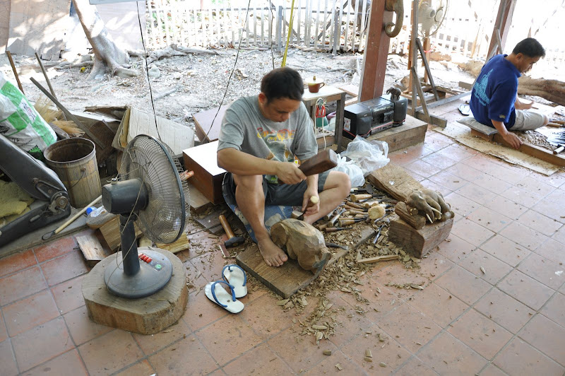 Работа мастера-резчика по тиковому дереву в Таиланде