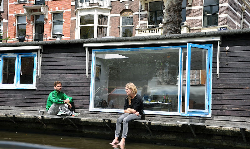 Плавучие домики на каналах Амстердама