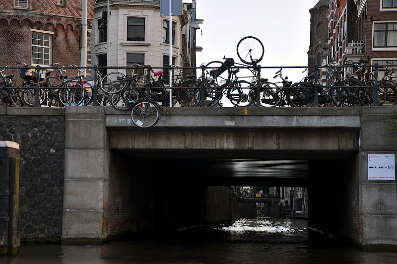 Велосипеды на мосту через канал в Амстердаме