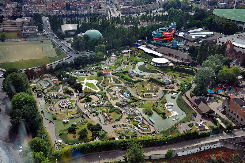 Парк Мини-Европа в Брюсселе. Вид из верхнего шара Атомиума