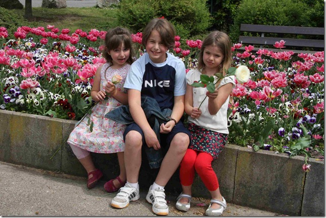 kids with flowers_3228