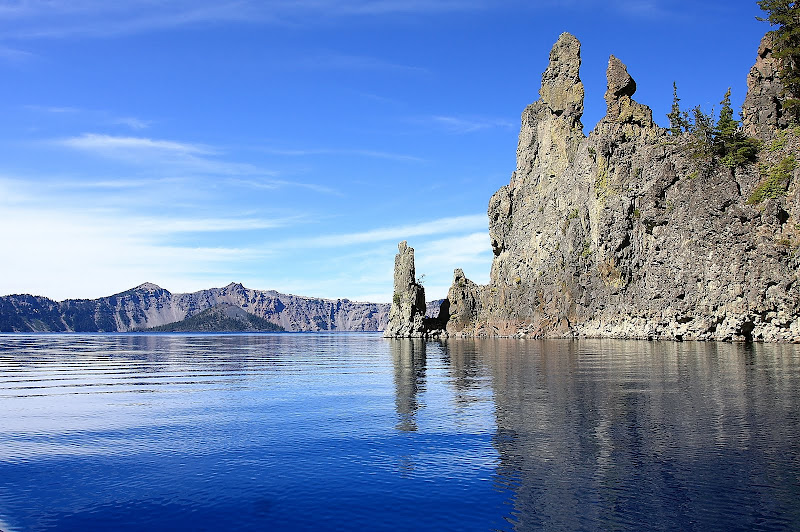 IMAGE: http://lh6.ggpht.com/_-nUXpYGw-FA/StzVZN4Fx6I/AAAAAAAABPQ/zrDNHxNop-4/s800/Phantom%20Ship%20and%20Wizard%20Island.JPG