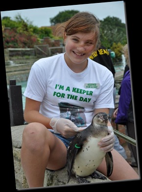Melissa Payne with young Penguin (resized) DSC_0495
