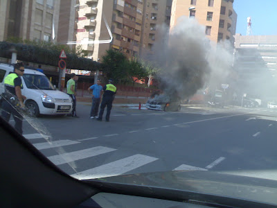2009-10-17-14h24m04-un-coche-en-llamas