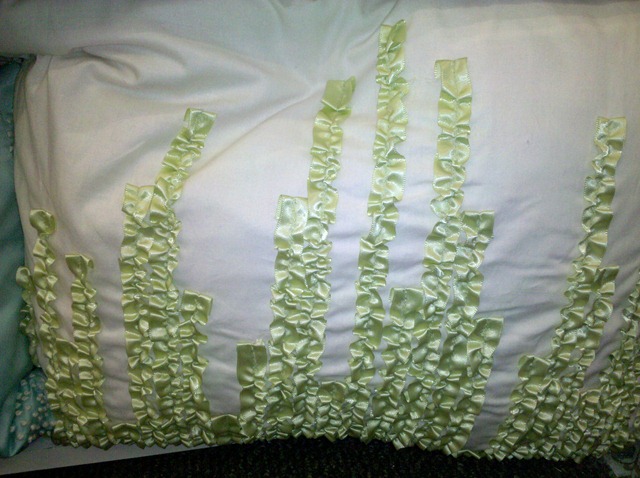 [BBandB Ribbon Pillow[3].jpg]